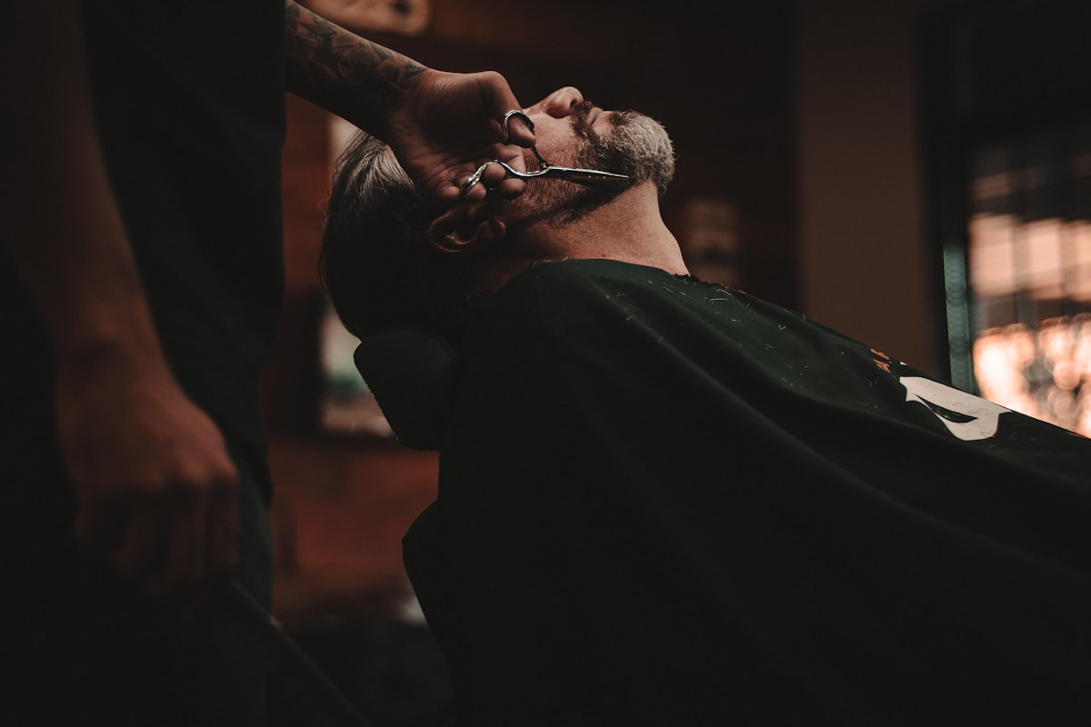 Friseur schneidet mit der Schere — Nahaufnahme